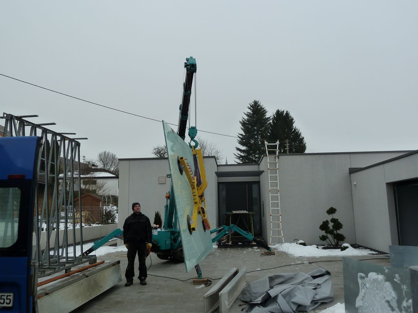 Schlosserei Brückner - Bauschlosserei für Gewerbe - unser Minikran im Einsatz