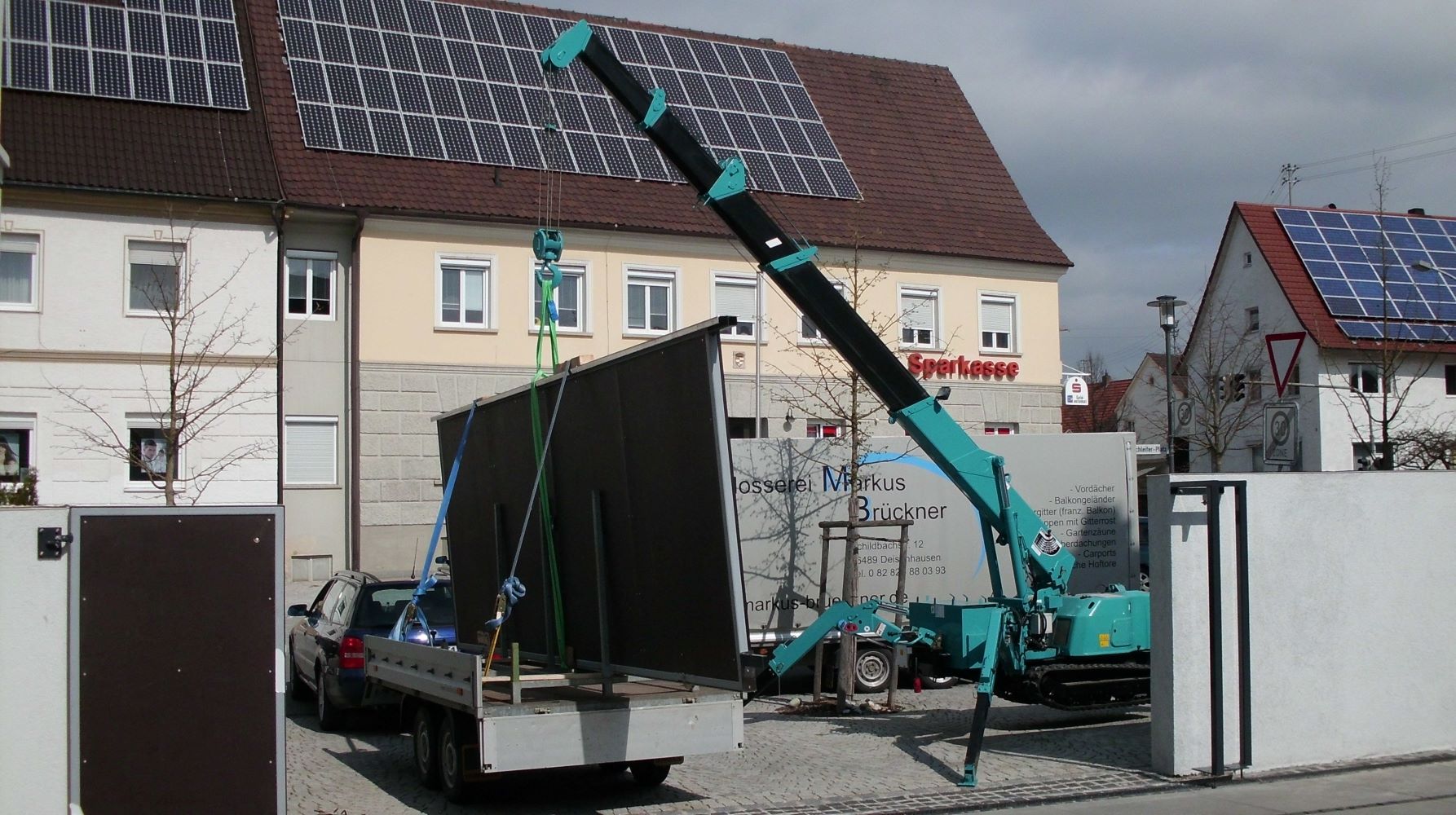 Schlosserei Brückner - Bauschlosserei für Gewerbe - unser Minikran im Einsatz