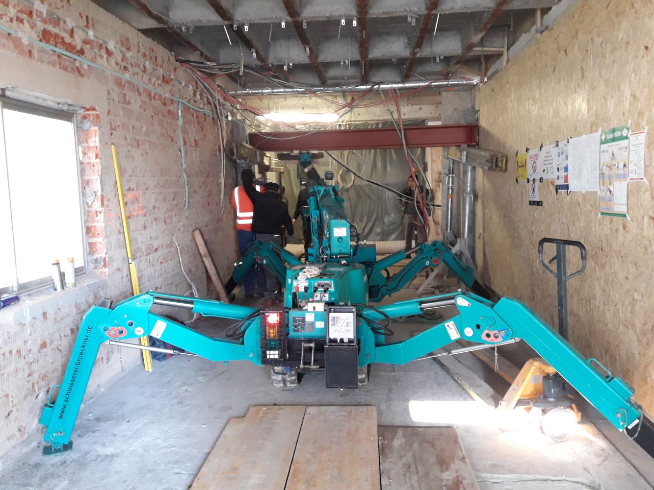 Schlosserei Brückner - Bauschlosserei für Gewerbe - unser Minikran im Einsatz