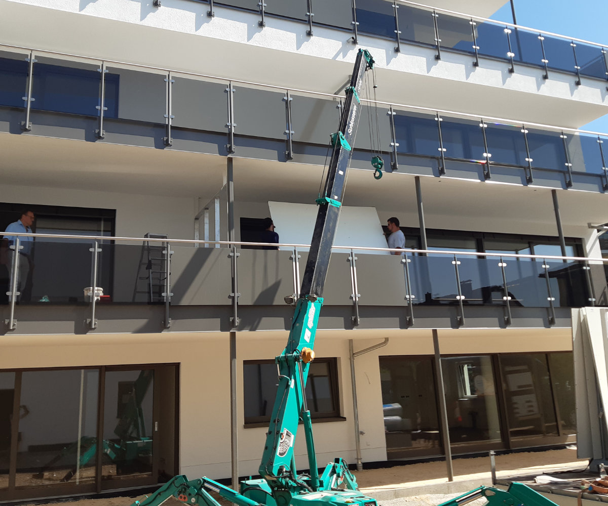 Schlosserei Brückner - Bauschlosserei für Gewerbe - unser Minikran im Einsatz